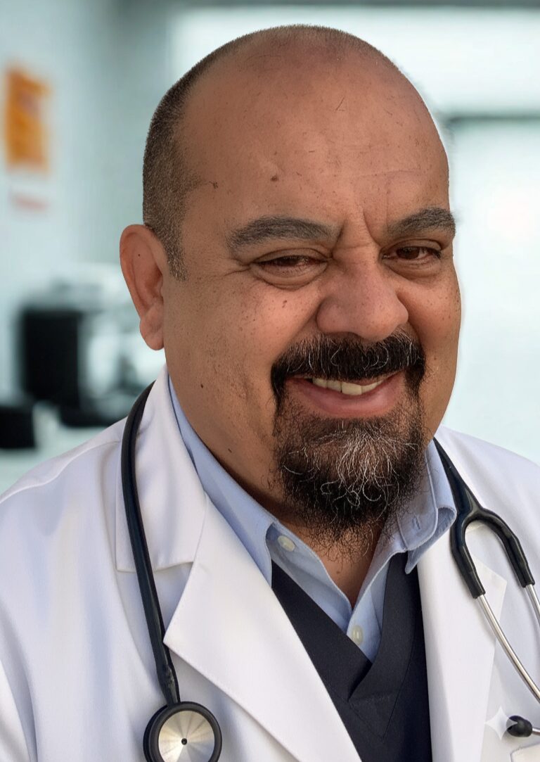 Dr. Heitor Oliveira no consultório, com jaleco e estetoscópio